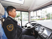 深圳巴士集团的无人驾驶有司机，仍处于测试中