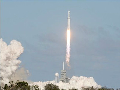 历史上又一创举：SpaceX重型猎鹰火箭成功发射