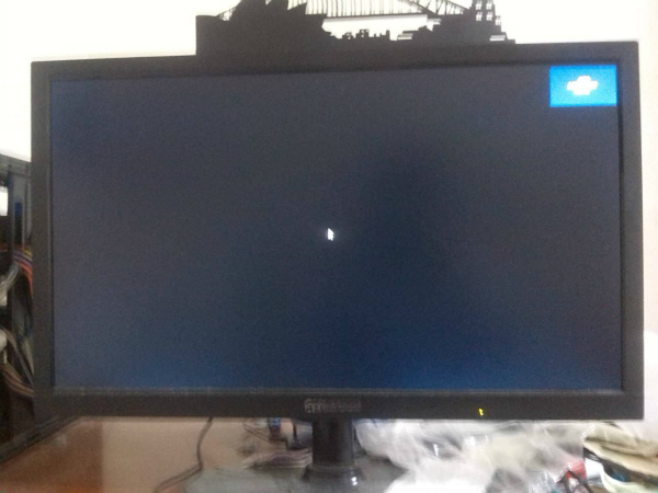 电脑正常开机后显示器黑屏怎么回事