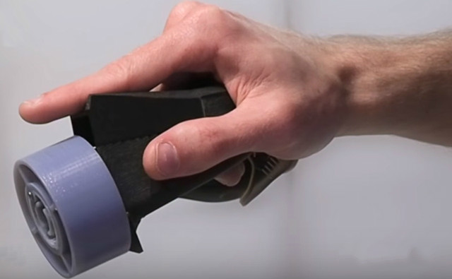 微软展示VR设备 左轮手枪型体感遥控器