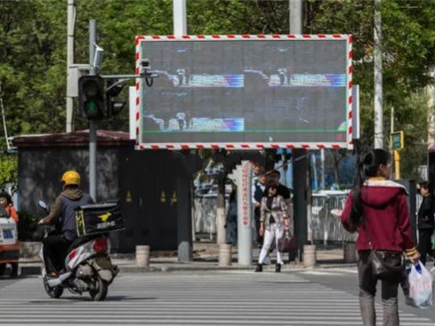 北京首套行人闯红灯抓拍系统上岗：路口大屏幕“直播”